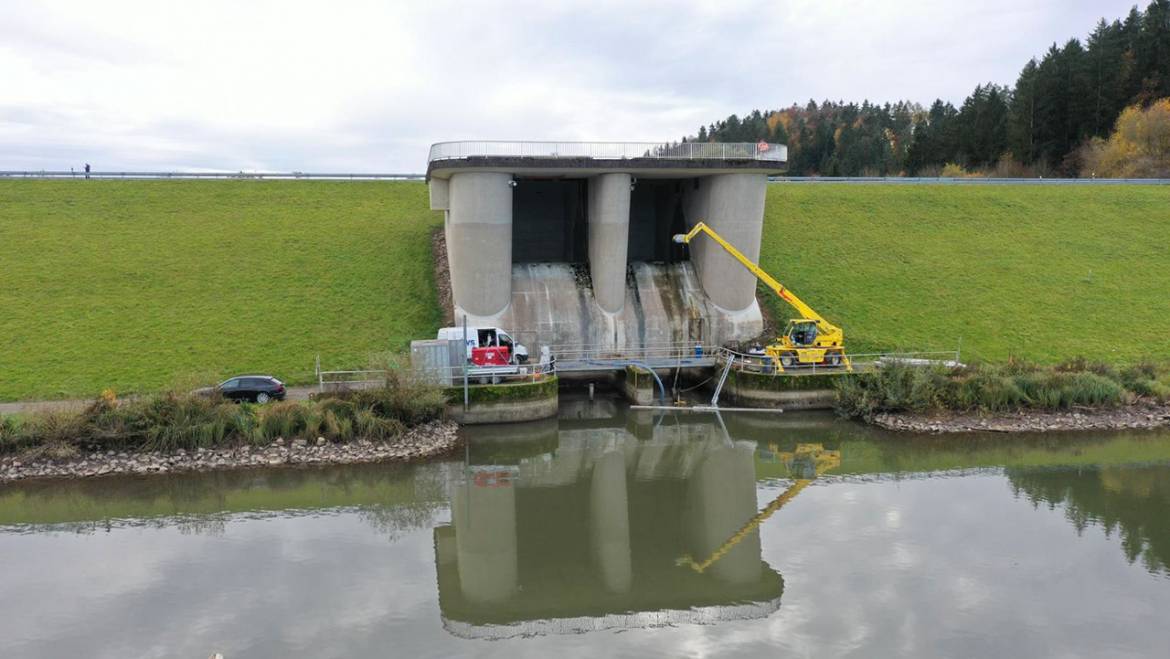 Unterwasser- Sanierung der Versatzständer für Revisions-und Notverschlüsse Ablassbauwerk Froschgrundsee